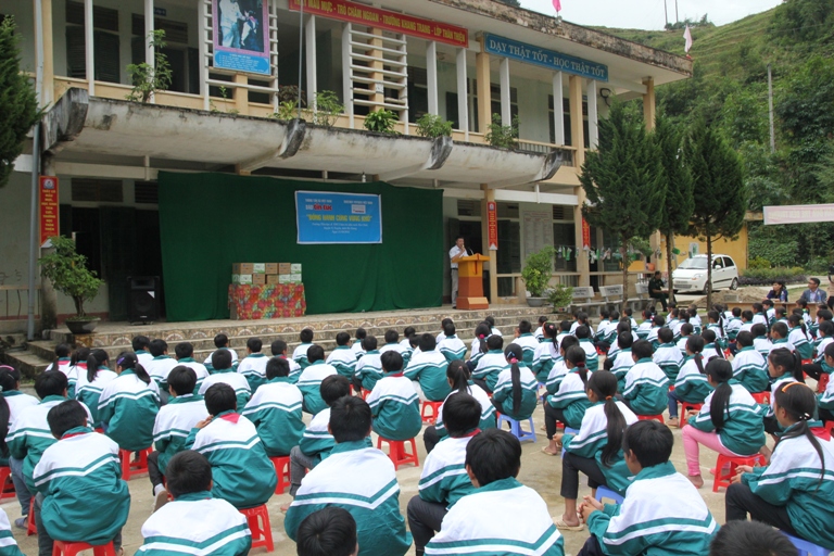 Niềm vui với áo ấm mới của học sinh vùng cao Xín Chải ảnh 3